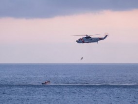 两名英国游客在海上迷失了四天，直到救援人员找到一艘破碎的船