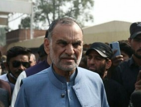 政治危机在Bajwa将军的监督下开始:Azam Swati