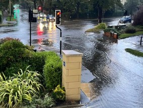 英国将在12小时内遭遇6周的暴雨，并发出特大风暴洪水警报