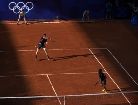 安迪·穆雷(Andy Murray)在巴黎奥运会的双打比赛中以后起之秀的成绩夺冠，延续了他的网球生涯