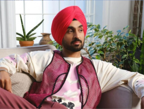 歌迷在演唱会上向Diljit Dosanjh扔手机，歌手做出了友好的反应