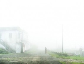 这里是世界上最潮湿的小镇，人们都戴着全身伞，住在隔音的房子里