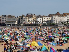 英国人警告称，随着气温达到32摄氏度，英国热浪可能引发“致命”疾病